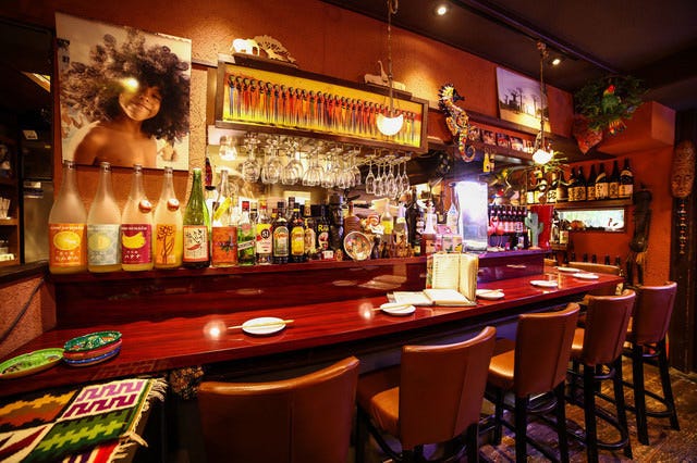 世界一周 旅ダイニング居酒屋プッシュアップ 秋葉原駅店のカウンター席