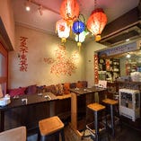 中国のランプや調度品に彩られたエントランスすぐのエリアには4人掛けテーブル2卓を用意しています。