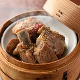 豚のスペアリブに下味を付け、ホロリと崩れるほど柔らかく蒸しあげた「北京的排骨」。味がしっかり染みた、蒸し豚ならではの柔らかな食感をお楽しみください。
