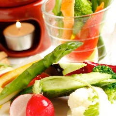 みずみずしい旬野菜たっぷり『季節野菜のバーニャカウダ』も◎！