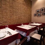 【NYのイタリアンレストランをイメージ】1階フロアは、天井が高く開放的な雰囲気。