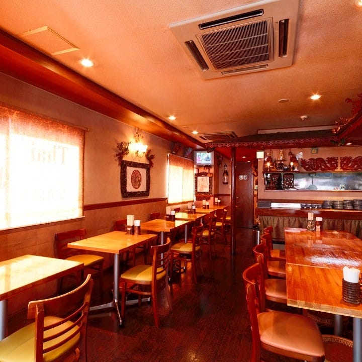 タイ エラワンのテーブル席が並んでいる