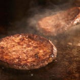 豪州産牛肉100％の粗挽きビーフパティを使用