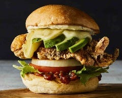 たぬきバーガー♡ポテト付き たるしば（もぐもぐ）パーカー（全3種） — 「タヌキとキツネ」公式サイト