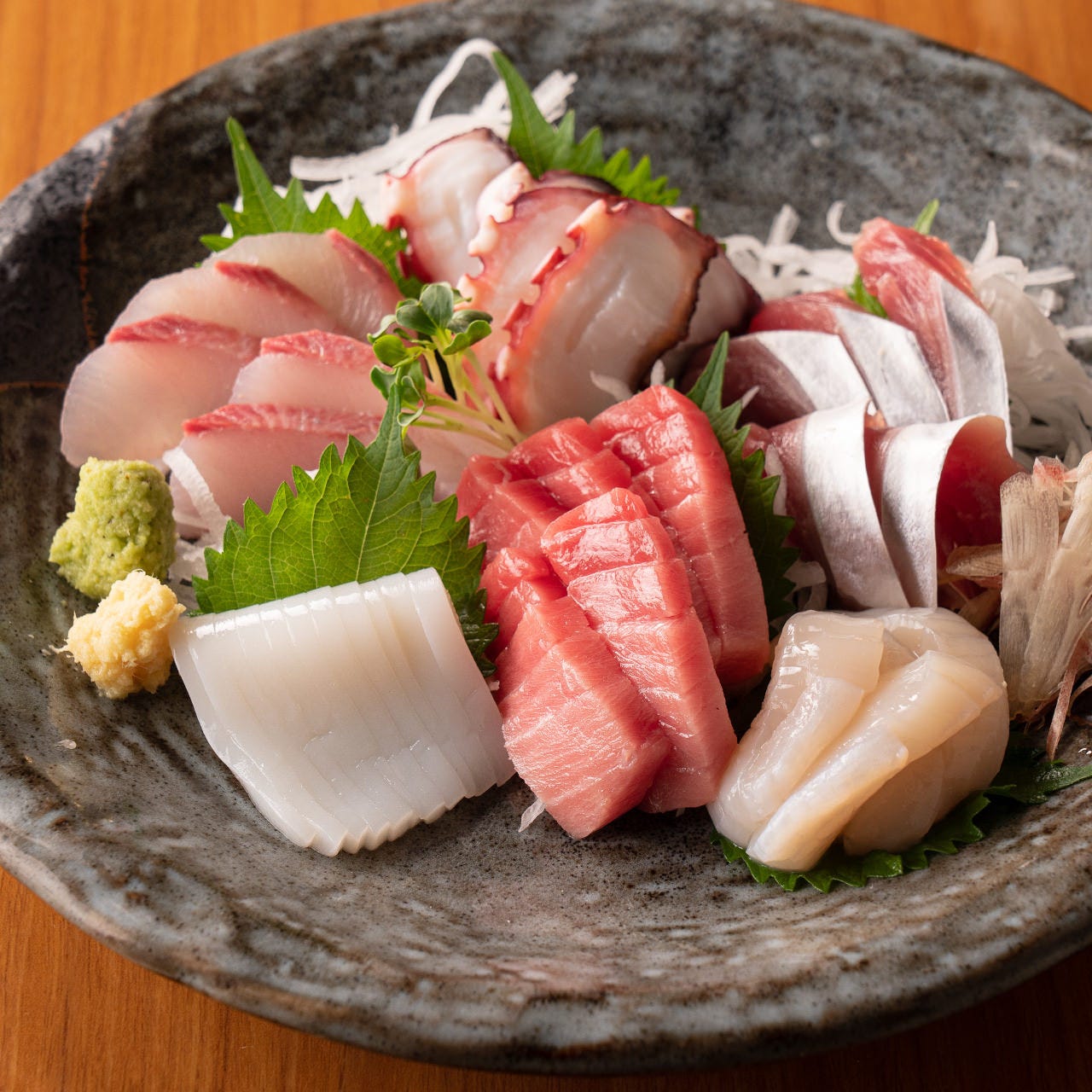 市場直送の鮮魚で仕立てる刺身。日本酒や焼酎のお供に最適です