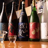 季節限定の銘柄や定番酒、飲みきりサイズなど多彩な日本酒を用意