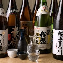 地元酒の蓬莱泉をはじめ全国各地の銘酒も豊富に取り揃えています