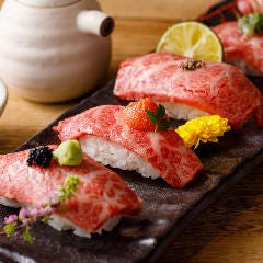噛みしめるごとに広がる肉本来の旨味と酢飯の味わいでさっぱりと