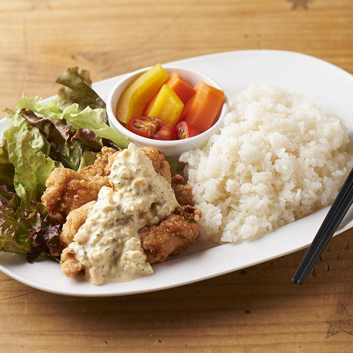 白いお皿に盛られたand people udagawaの自家製タルタルのチキン南蛮