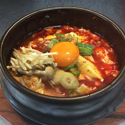 韓国料理の定番「スンドゥブ」ランチはお得なライス付き！
