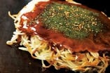 広島焼（肉玉そば）800円
広島直送の生麺を使用しています。
