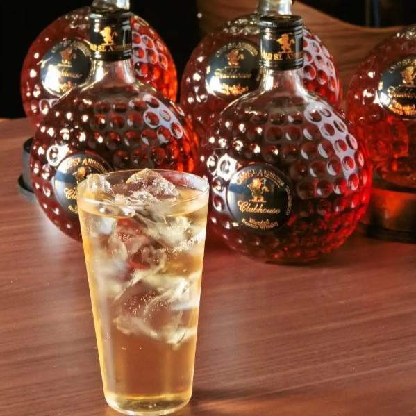 おしゃれなボトルと並ぶウィスキーのお酒