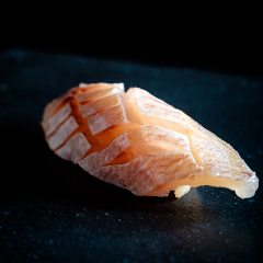 二種の赤酢と塩。素材を磨く一貫