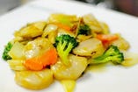 ⑤北海道産天然ホタテと季節野菜のアッサリ炒め