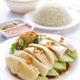 海南鶏飯（ハイナンジーファン、カイナンケイハン）はシンガポール人ナンバーワン庶民、屋台料理です。本場の味をぜひお楽しみください。