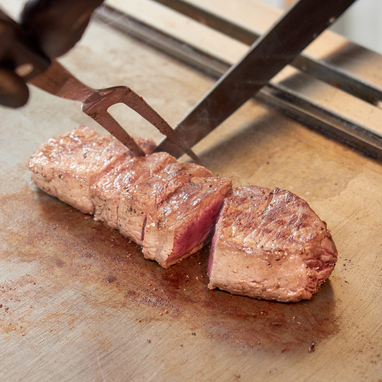 ウルグアイ産ステーキ
こだわりの赤身肉。栄養満点で美容にも◎