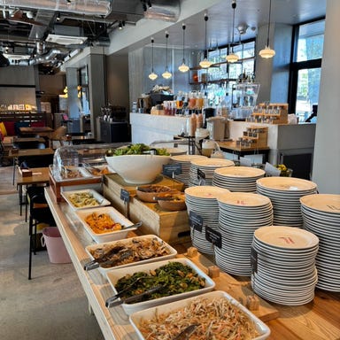 LAND_A(ランドエー)_平日限定!選べるメイン料理とドリンクバーやパン・カレーのついたおかわり自由のサラダビュッフェセット☆