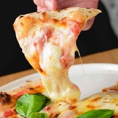 トマト、チーズ、生地、焼き方の製法にこだわった本格ナポリピザ