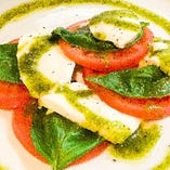 トマトと生モッツァレラのカプリ風サラダ
バジルソース
