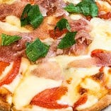 広島産完熟トマトと生ハムのピザ