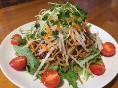 そば屋らしい揚げ蕎麦の和風サラダをワサビドレッシングで！！