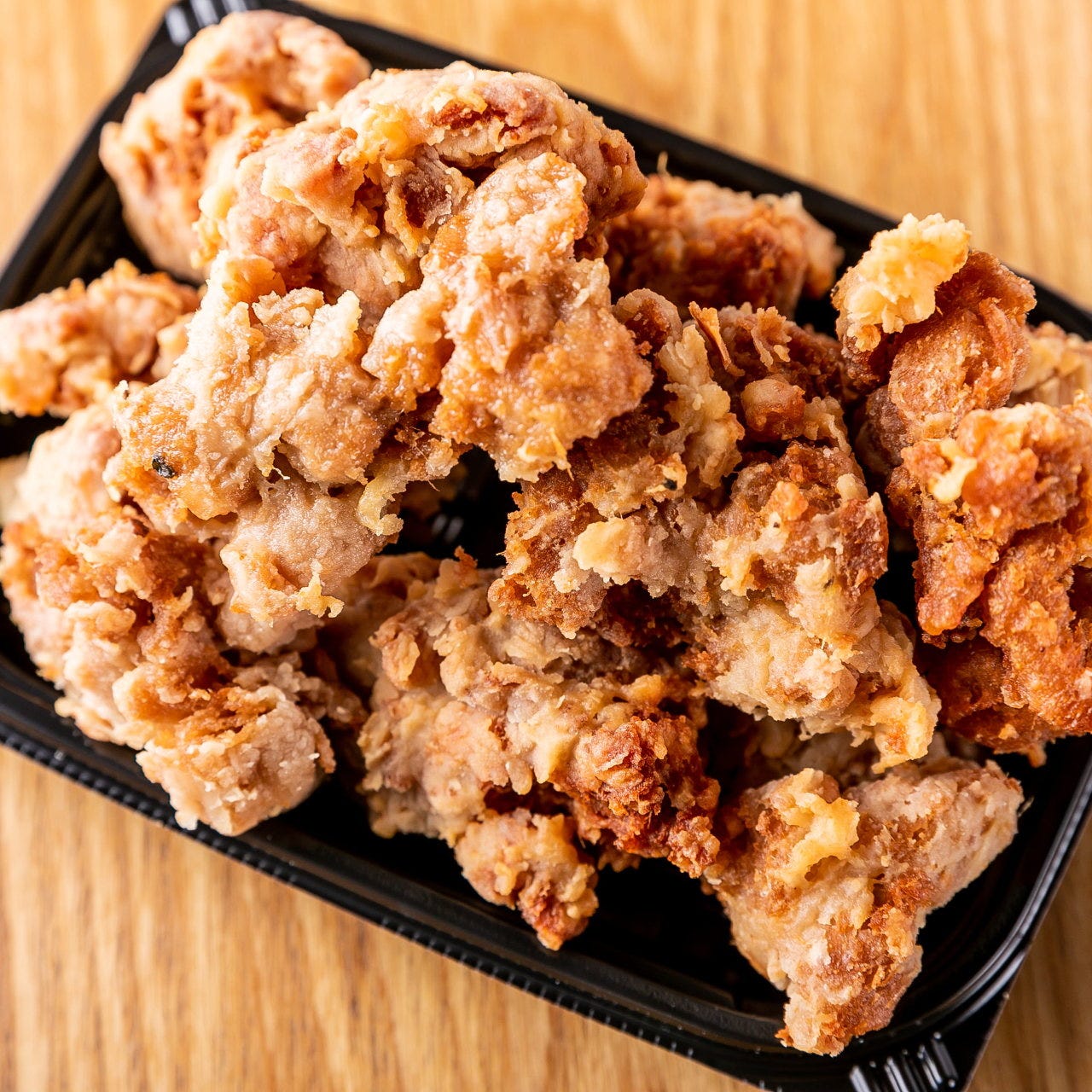 黒い皿にのったたくさんの唐揚げ