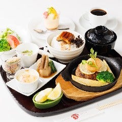 スシロールや厳選したメイン料理 お得に楽しめる月替わりランチ