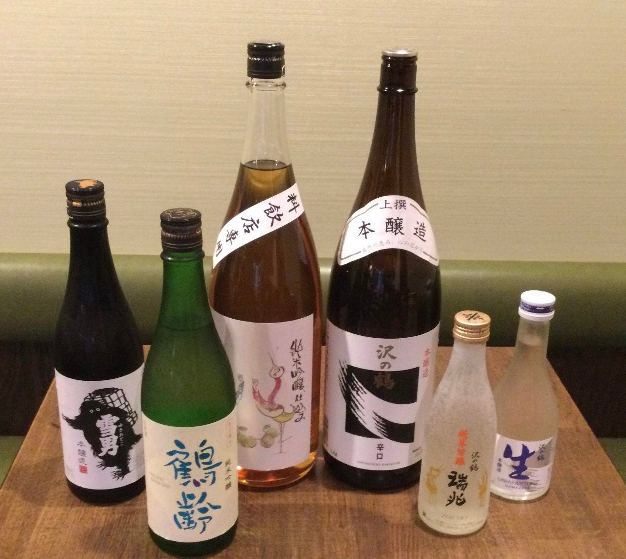 日本酒もさまざまな味わいの品揃え。