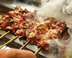 素材にこだわり、山梨県産の健美鶏と、鳥取県産大山鶏を使用。