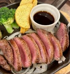 タンステーキは店内で手切り。このうまさなかなか味わえません！