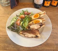 木曜＆日曜ランチメニュー♪ 唐揚げ＆燻製たまごのホットサンド