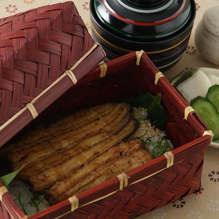 竹かごに入った塩焼きうな重、お吸いものと漬もの付きセット
