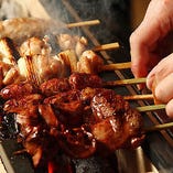 いわい鶏の串焼きや仙台牛の炙り肉寿司などどれも必食の逸品！