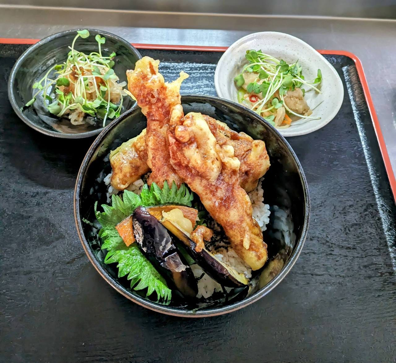 大海老と野菜の天丼。人気メニューです。1000円(大盛り無料)