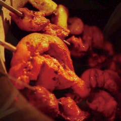 350度のタンドール竈で焼き上げる職人のタンドリー料理。