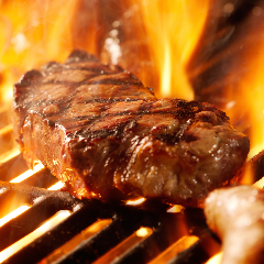 当店のお肉は薪焼き！表面はカリッと、中はジューシーに♪