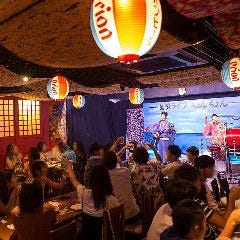 近くのお席の方と乾杯！気付けばみんなでカチャーシー！