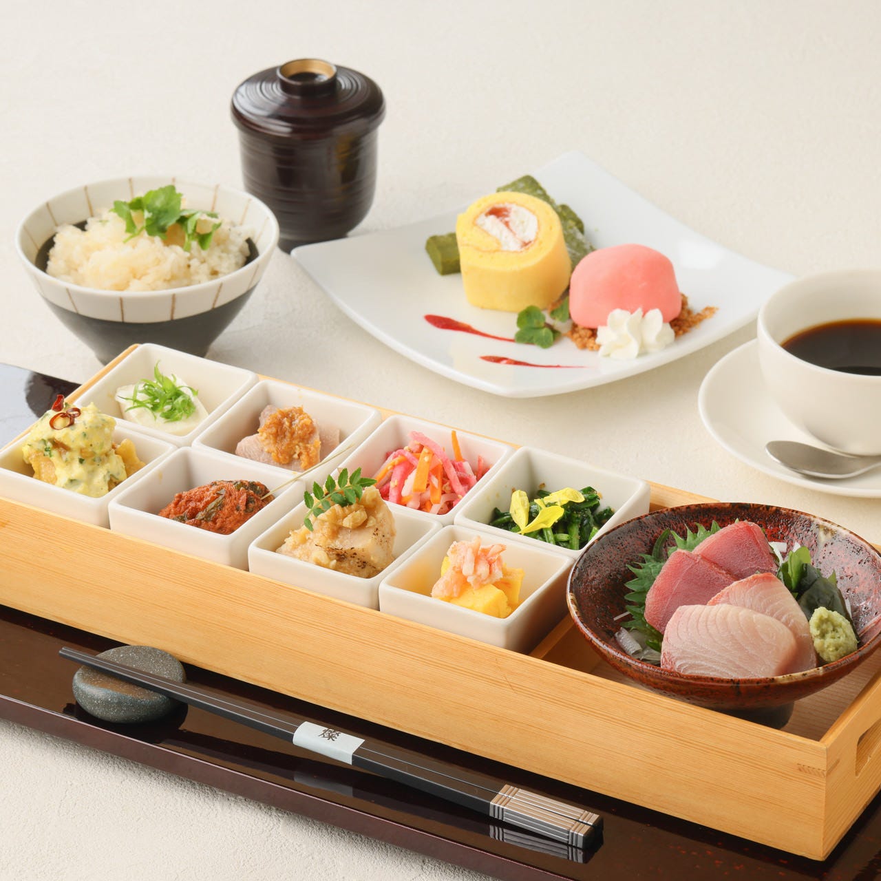 木のボックスにはいった8種類の前菜とおつくり、鯛めし、デザート、コーヒー