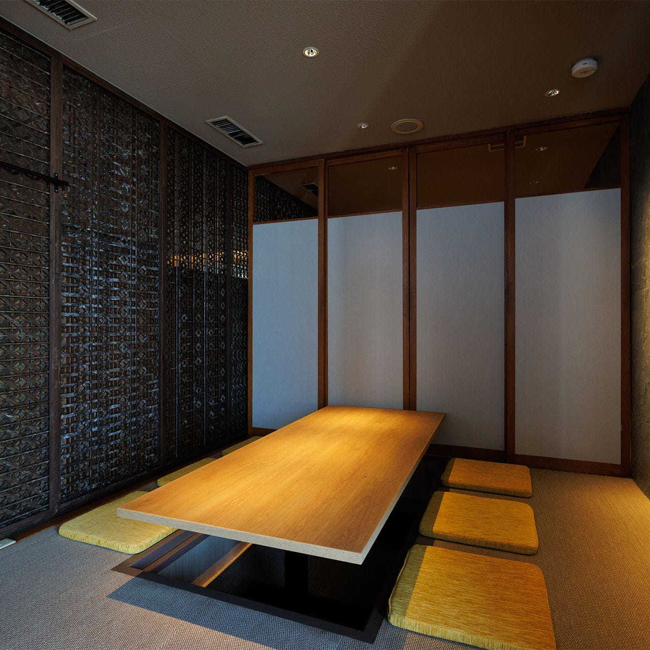 グレーを基調とした落ち着いた雰囲気の掘りごたつ個室