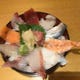 ◆ランチ海鮮丼880円
新鮮な魚介を使った贅沢な海鮮丼です〜