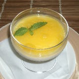 自家製杏仁豆腐には、これまた自家製のフルーツソースがかかっています。