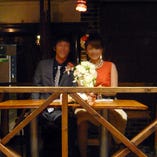 デッキ席は、主役の席としても打ってつけ！！結婚式2次会では、新郎新婦の席にもできます。