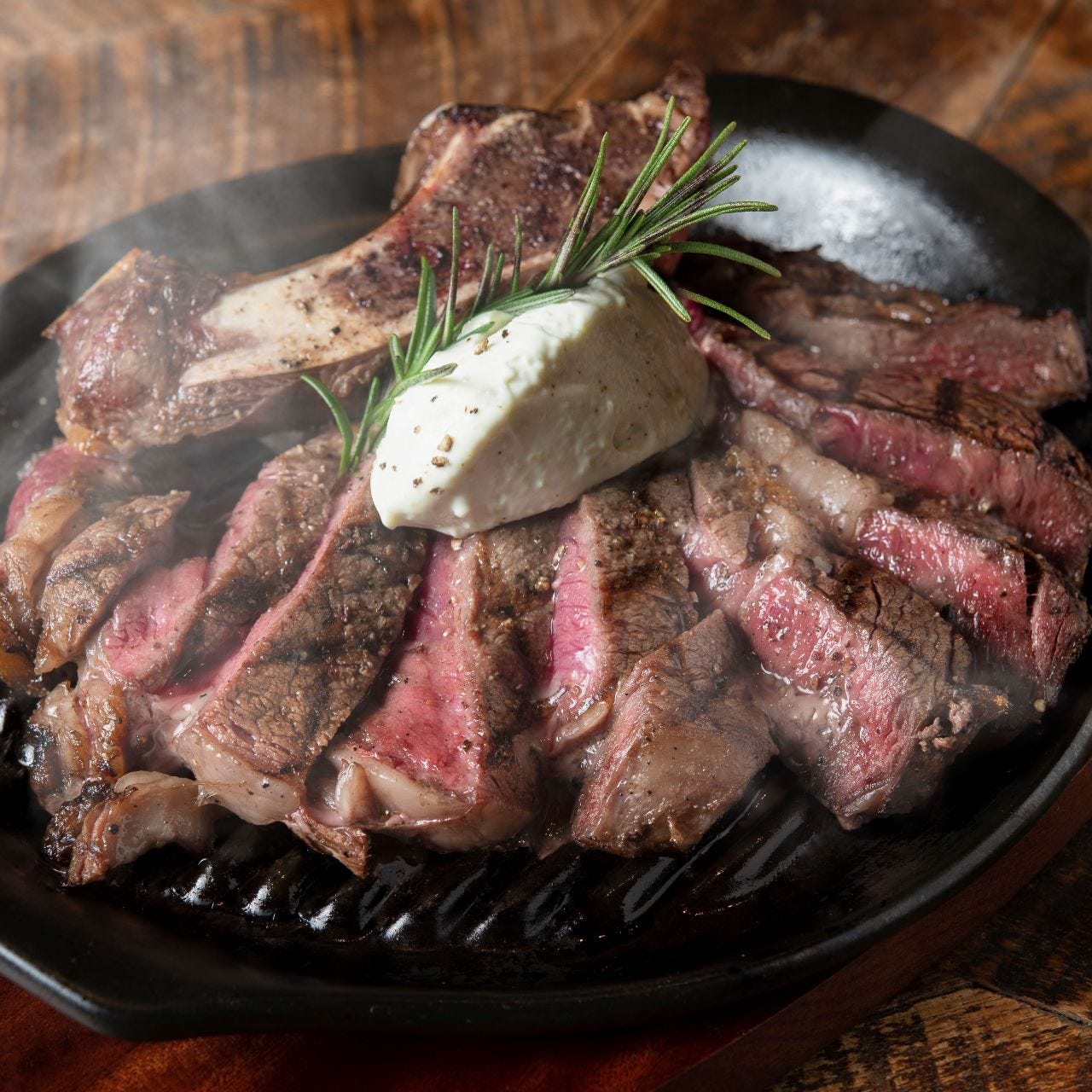 肉の旨味が楽しめる本格ステーキを豊富にラインナップ。