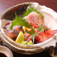 季節の旬の物を豊富に使ったお料理をお出しております。