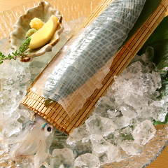 魚の飯 新橋 自慢の食材 数量限定 水槽からその場で捌く泳ぎいか ぐるなび
