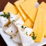 チーズ２種盛り合わせ　380円（税込）