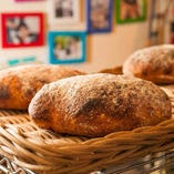 毎日焼く自家製のイタリアパンは、前日予約で購入もできる。
