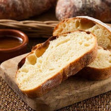 毎日焼く自家製のイタリアパンが人気