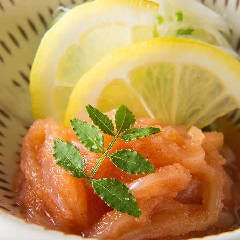 とりまぶし 博多本店_【アラカルト】
九州食材を使用したアラカルトも豊富にございます。博多の明太子屋さん「ひろしょう」から仕入れる「いか明太」は、歯ごたえの良い耳部分だけを使用。他にも「とりみそ」は、鶏ひき肉を九州味噌と合わせた逸品。観光のお客様はもちろん、地元の方にも愛されるメニューです。