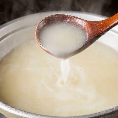 厳選した「水素水」を使用
具材を入れたり火加減を調整して、お客様ご自身で完成させる水炊きスープ とりまぶし 博多本店_厳選した「水素水」を使用
具材を入れたり火加減を調整して、お客様ご自身で完成させる水炊きスープ